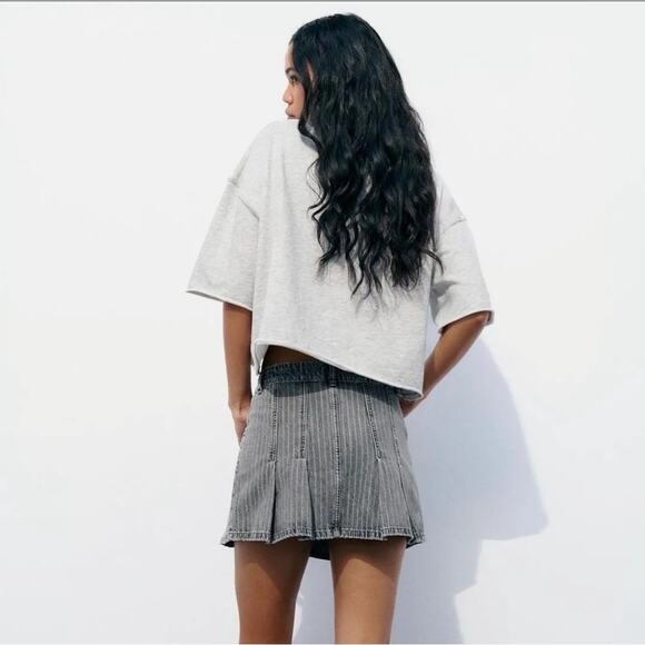 Zara Distressed Pinstriped Black Denim Box Pleated Mini Skirt Raw Hem Sz Medium - Picture 2 of 6